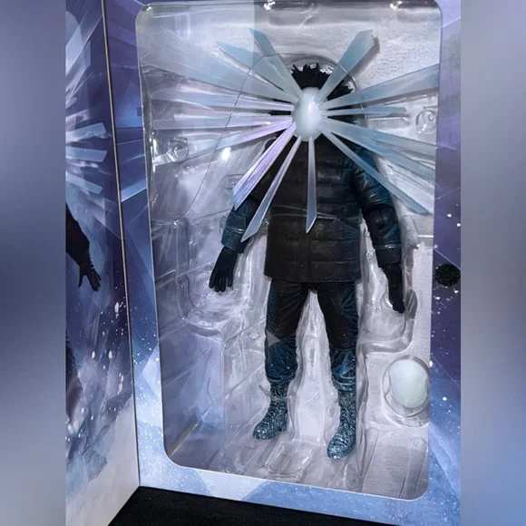 NECA The Thing SDCC Lenticular Cover & The Thing MacReady Outpost 31 7 Figures